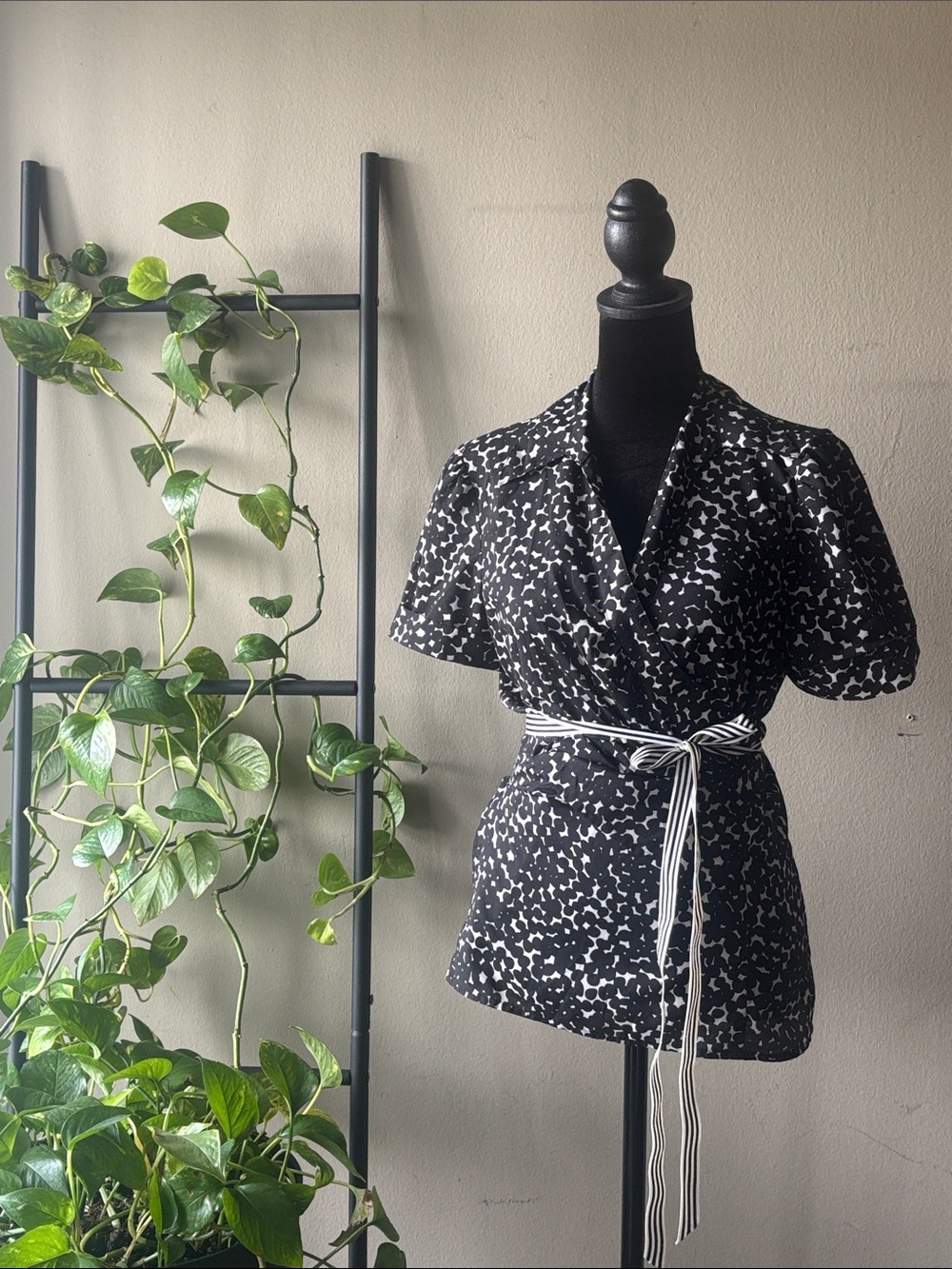LOFT Black & White Abstract Tie-Waist Wrap Top